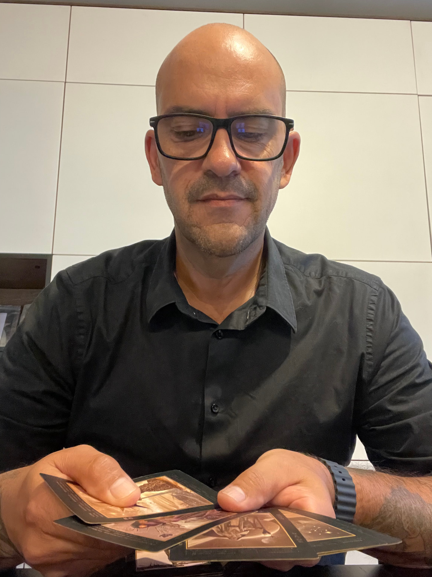 Peter Boaventura Marques met Tarot- en Orakelkaarten